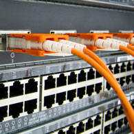 Serverschrank mit LAN-Kabeln